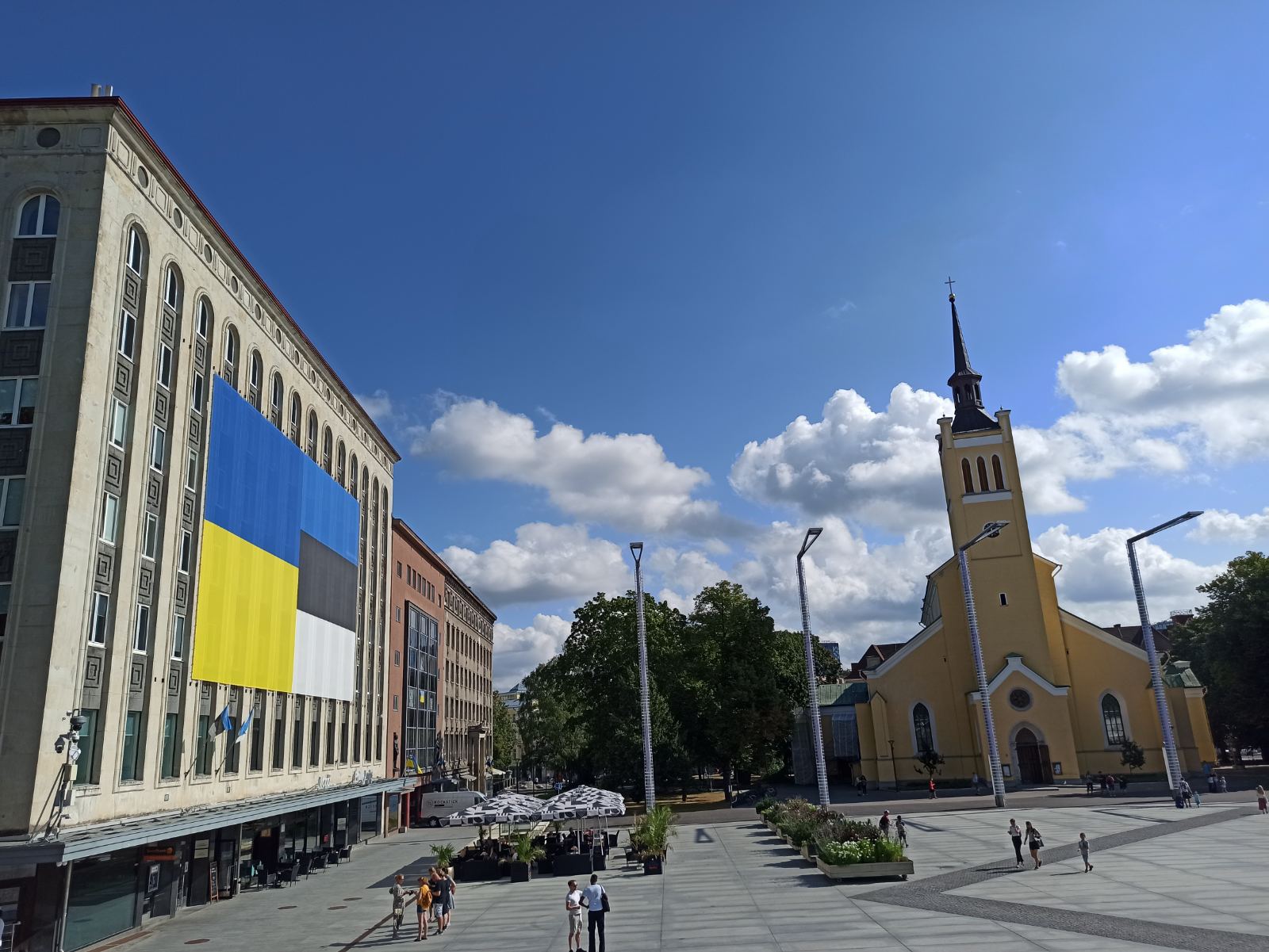 Прапори України та Естонії на центральній площі Таллінну